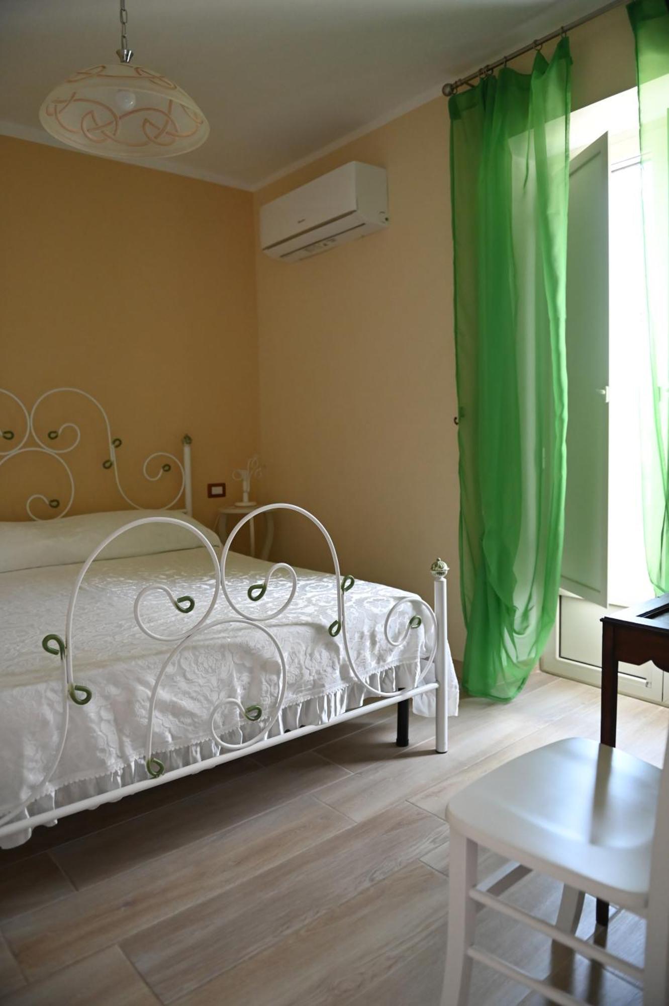 Mandevilla Home Caiazzo Екстер'єр фото